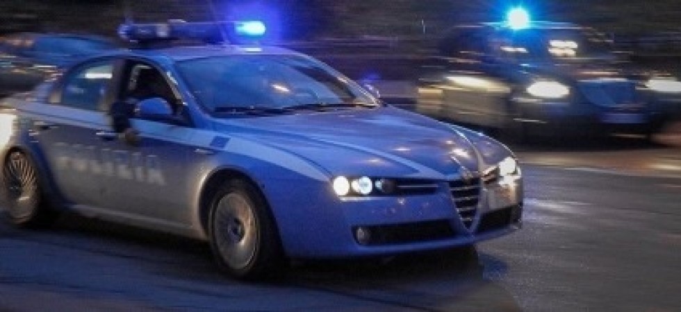 Picchia due agenti prima di essere bloccato con lo spray urticante